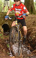 Thomas franchit un ruisseau